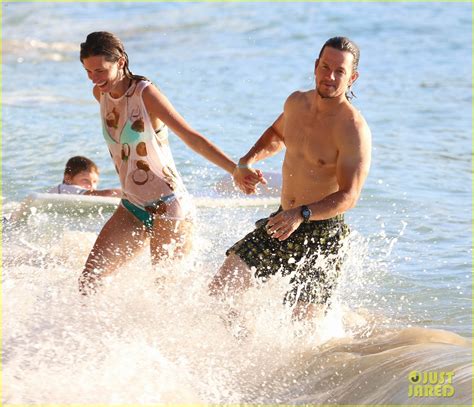 Photo Mark Wahlberg And Wife Rhea Durham Show Some Pda On Their Tropical Vacation 19 Photo