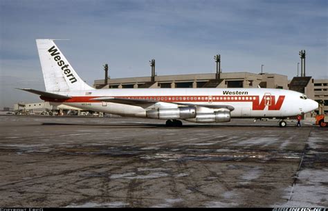 United Airlines Boeing 720