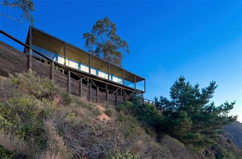 Stunning Contemporary Weekend Escape On The Edge Of A Cliff With Ocean