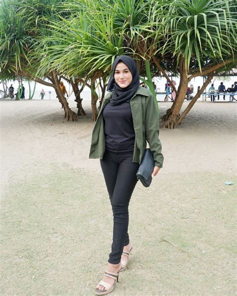 Gambar Mungkin Berisi 1 Orang Berdiri Sepatu Pohon Dan Luar Ruangan Girl Hijab Beautiful