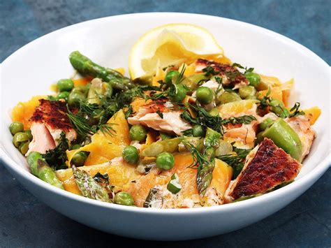 Squash Pasta With Asparagus And Salmon Will Be Your Fave Low Carb