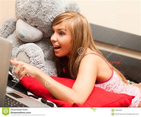 Het Meisje Van De Tiener In Bed Met Laptop Stock Foto Image Of