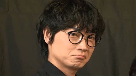 人気女優との熱愛スキャンダルが報じられたり、 塩顔イケメンとして 多くの女性たちを現在も魅了し続けています。 そんな綾野剛さんは実は 生い立ちが壮絶だった、 ということをご存知でしょうか。 BAILA5月号 「書店員 綾野剛、覗く。」 TV CM メイキング - YouTube