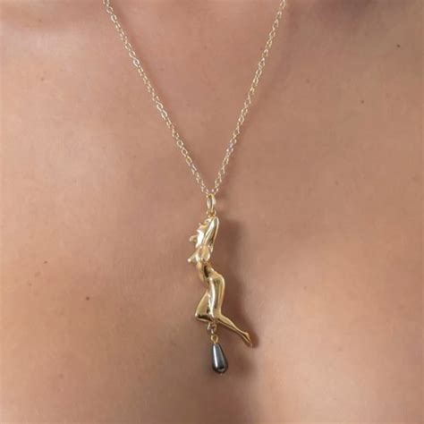Nude woman pendant gold and pearl Sylvie Monthulé