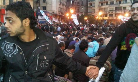 Egypt Protests Christians Join Hands To Protect Muslims As They Pray