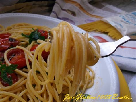 500 g di spaghetti 1,5 kg di vongole veraci 2 spicchi d'aglio burro q.b. Spaghetti alle Vongole Fujute (scappate) | Ricetta ed ...