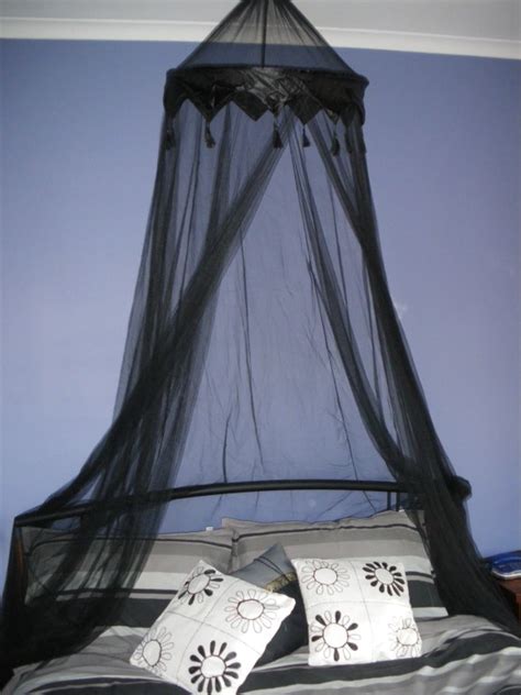 Canopy beds, which have been long considered a sign of luxury, which were carved and decorated the black frame canopy bed with airy white curtains for a dreamy feel. Black Crown Tasselled Bed Canopy Sgle Dble Queen New | eBay