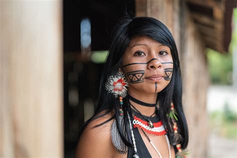 foto de mulher jovem brasileira indígena retrato da etnia guarani e mais fotos de stock de Índio