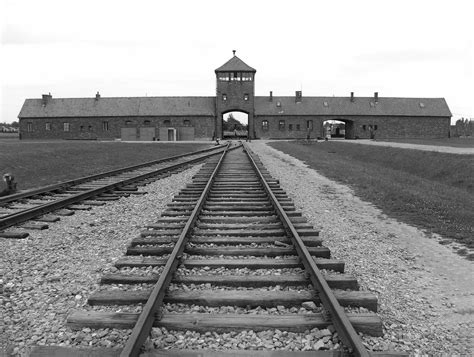 Auf den Spuren des Nationalsozialismus Schülerzeitung 9f Auschwitz VTV