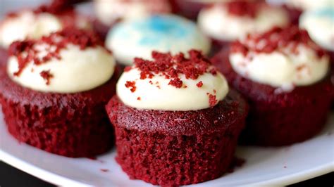 Red velvet cupcakes have always been a classic, favorite flavor of cupcakes. Easy Red Velvet Cupcakes with Cream Cheese Icing Recipe ...