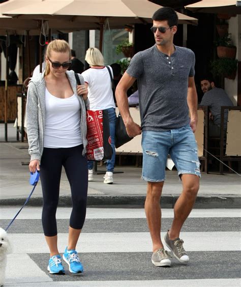 Vidéo Novak Djokovic Avec Son épouse Jelena Ristic Dans Les Rues De