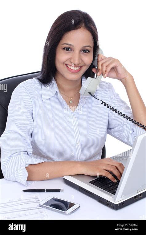 Fröhliche Junge Indische Business Frau Am Telefon Stockfoto Bild