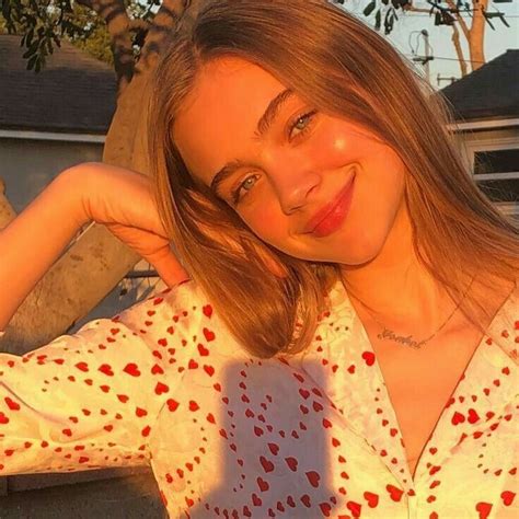 pin by farah tarek on style inspo in 2020 aesthetic girl selfie poses instagram girl