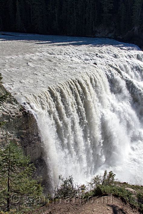 De Snelstromende Wapta Falls In De Kicking Horse River In Yoho National