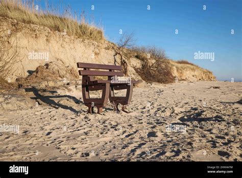 03 mars 2022 Schleswig Holstein Nieblum un banc exposé se dresse