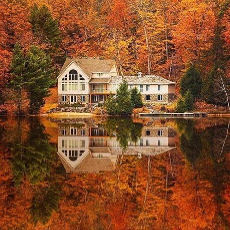 Beautiful Fall Getaway White House On A Lake Surrounded By Autumn Trees