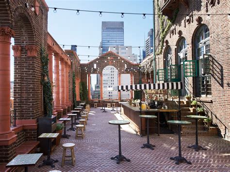 The bar pays homage to nyc with its poppyseed bagel gin fizz, so why not give it a go? 11 Best Rooftop Bars in New York City - Photos - Condé ...