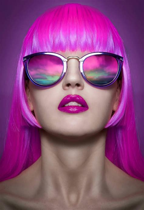 Фото Девушка с розовыми волосами и яркими очками
