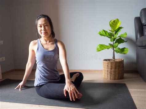 Sentada Torsi N Espinal Pose Yoga Asi Tica Mujer Casa Entrenamiento Fitness Peso Corporal