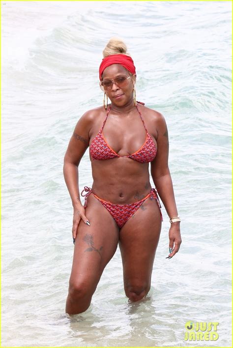 Mary J Blige Relaxes At The Beach In Miami Ahead Of Jazz In The