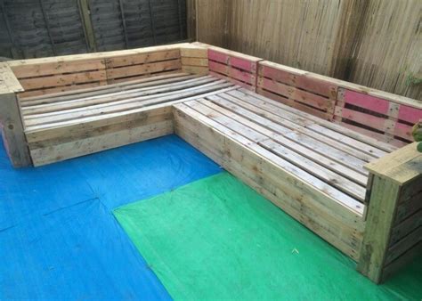 We teach you how to make a garden sofa with wooden pallets, check diypalletfurniture.net to see the plans and instructions and many more projects and ideas of furniture made from pallets. DIY Pallet Patio or Garden Corner Sofa | 99 Pallets