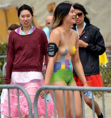 Body painted Chinese girl nude at Bay to Breakers 21画像 xHamster com