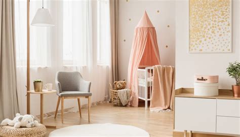 Wir sammeln auf dieser pinnwand schöne babyzimmer ideen rund um dekoration für möbel und wände. Großes Babyzimmer für Mädchen Idee mit modernen Holzfußboden & runden Teppich in weiß - Babybett ...