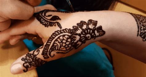 35 motif henna tangan pengantin yang simple, cantik, putih dan elegan. 100+ Gambar Henna Tangan, Kaki, Pengantin | Motif, Corak ...