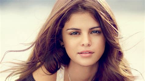 Actress Looking At Viewer Selena Gomez Portrait Display Brunette