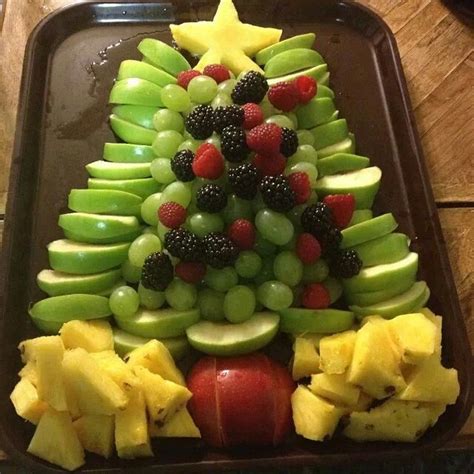 This fruit tray for christmas is shaped like a christmas wreath, and is easy to make with grapes looking for more christmas fruit tray inspiration? Christmas tree fruit platter | Christmas | Pinterest