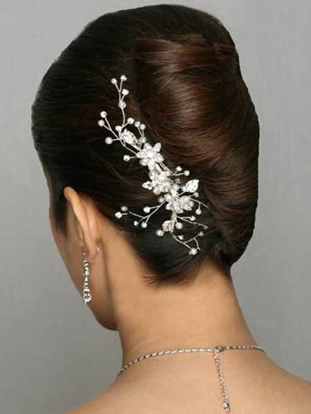 Here is the tour on what best you like and stylish trends you can flaunt on your occasion. 9 Stunning Reception Hairstyles For 2018 | Indian Beauty and Lifestyle blog