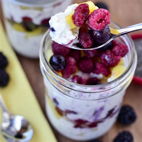 Resepi Overnight Oats Berry Yogurt - Sedap Tube | Recipe | Mason jar ...