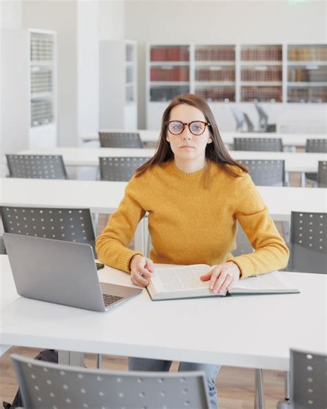 Premium Photo Confident Woman Works In Library In Coworking At Laptop