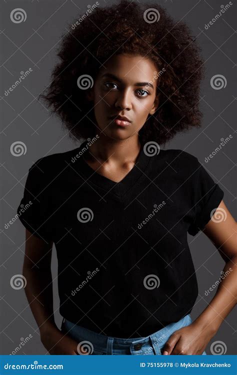 portrait de jeune belle fille africaine au dessus de fond foncé photo stock image du bouclé