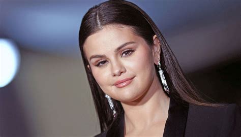 Selena Gomez Lookalike Goes Viral