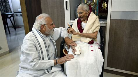 Pm Modi Bids Final Goodbye To Mother Heeraben Modi Performs Last Rites In Gandhinagar Leaders