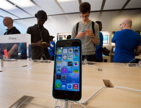 Canadian Consumers Line Up For New Iphones As Smartphones Goes On Sale