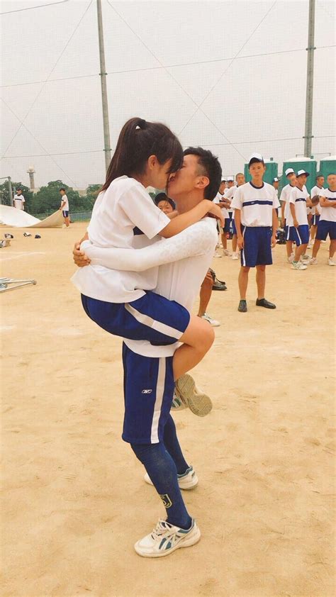 【画像】高校生カップルさん、人前で堂々とキスしてしまうw