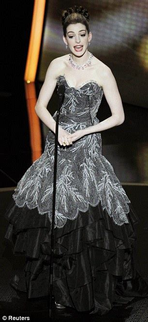 Oscars 2011 Anne Hathaway Get The Academy Award For The Most Costume