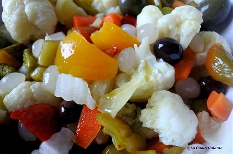 L'insalata di rinforzo è un piatto tipico della tradizione napoletana che viene consumato durante le festività natalizie. Insalata di rinforzo … non solo a Natale !! - La cuoca galante