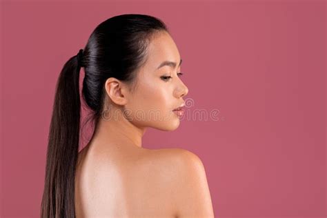 Femme Chinoise Nue Sexy Posant Sur Fond De Studio Violet Photo Stock