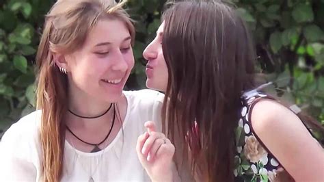 Besando Desconocidas Sin Hablar Kissing Prank Besos Faciles Youtube
