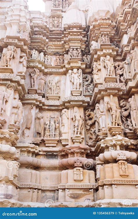 Bajorrelieve Antiguo En El Templo Erótico Famoso En Khajuraho La India