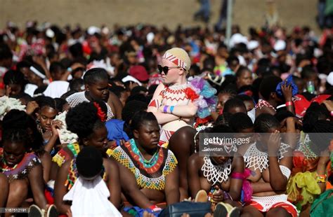 zulu maidens gather during the annual umkhosi womhlanga at enyokeni fotografía de noticias