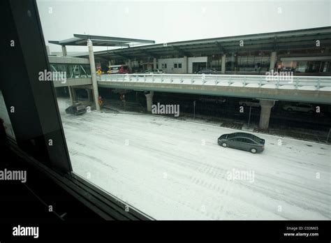 Airport Drop Off Hi Res Stock Photography And Images Alamy