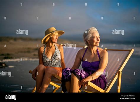 Zwei Glückliche Reife Frauen Entspannen In Liegestühlen Am Strand