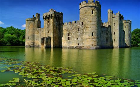 An Ancient Castle On The Water Bodiam England Wallpapers And Images