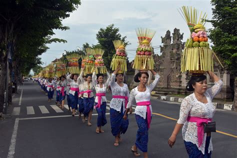 Mapeed Tradisi Iring Iringan Unik Dari Bali