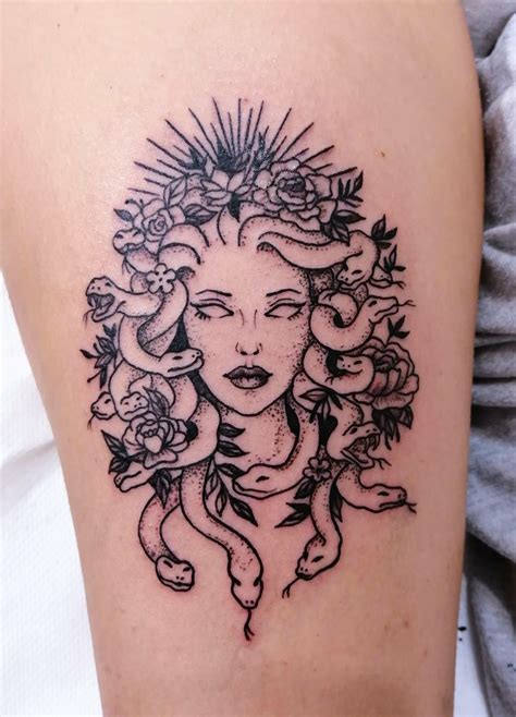 Pin de hannah em journal ideas Tatuagem de medusa Tatuagens aleatórias Tatuagem