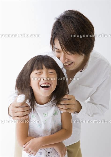 笑顔の父と娘の写真素材 10547626 イメージマート